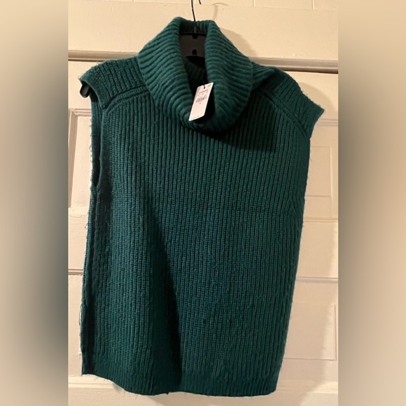 NWT Express Ribbed Turtleneck Sweater Vest
Deep Teal
Sz XS - Picture 2 of 5